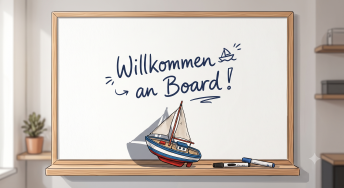 Ein Whiteboard in einem hellen Büro, darauf in blauer Handschrift „Willkommen an Board!“ und ein gekritzeltes Segelboot. Auf der Stiftablage steht ein kleines Segelschiffmodell neben zwei Markern — die falsche Schreibweise beim Wort genommen.